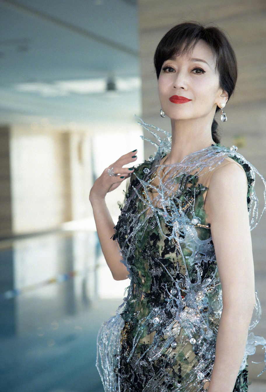 近年来,有很多网友都晒出过与赵雅芝的合照,她的五官本就美到无可挑剔