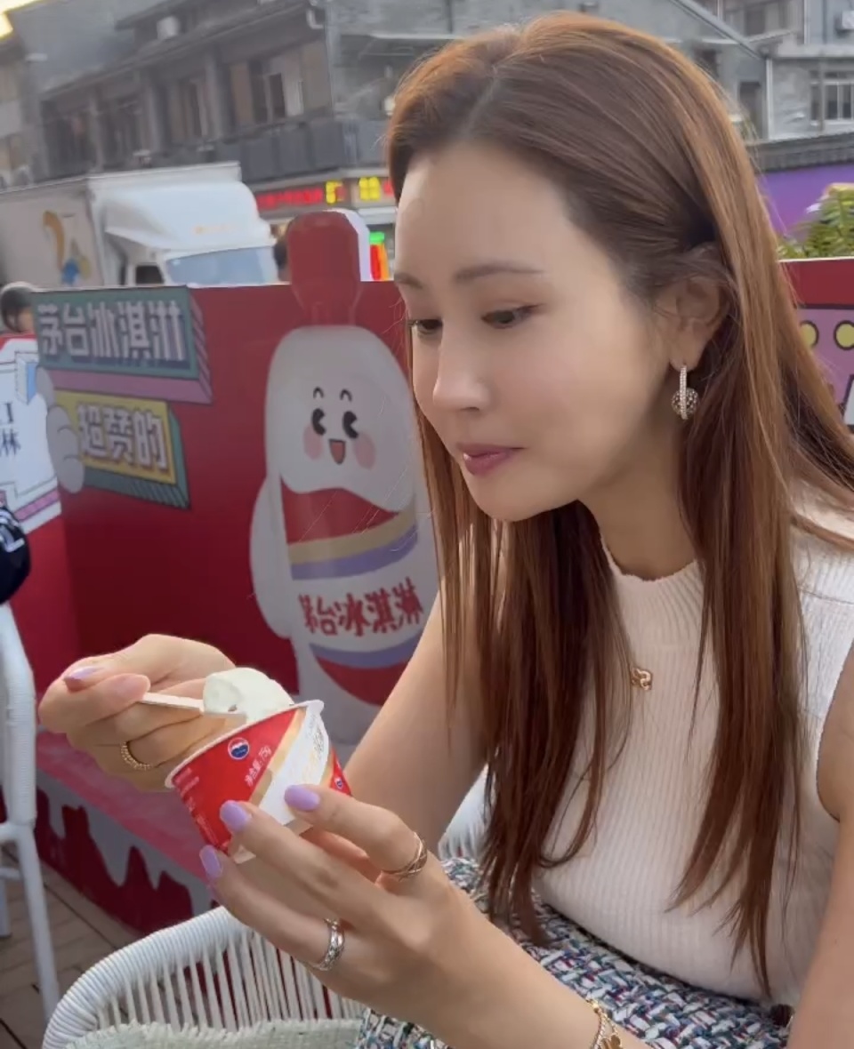 宛如芭比娃娃般闪耀李多海的杭州旅程茅台冰激凌竟成颜值杀手