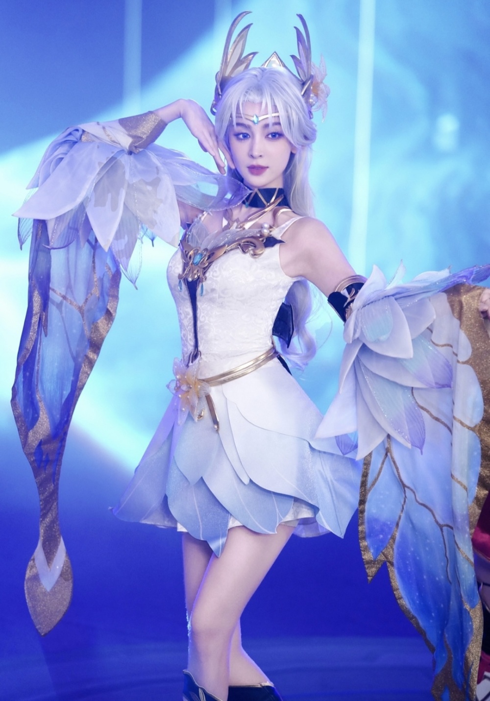 杨幂走进"体制内",刘亦菲变身干练ol,女明星的反差感造型到底有多绝?