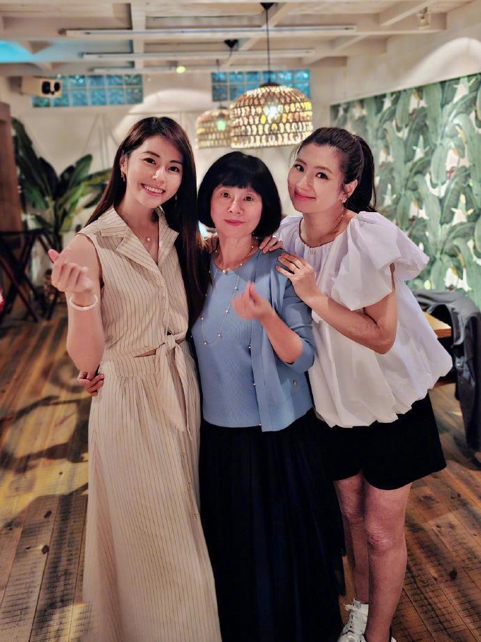 selina怀孕后首个母亲节,与妈妈妹妹庆祝,大方露出腿部烧伤疤痕_腾讯