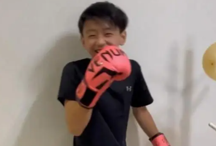 比哥哥谢振轩还帅,没想到谢霆锋小儿子谢振南才是个"明星脸"_腾讯新闻