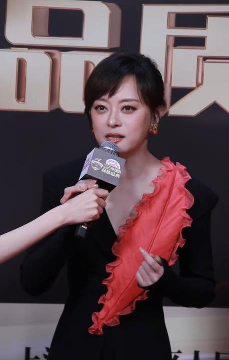 孫儷換新髮型顏值回春！穿黑色高叉長裙亮相紅毯，自曝鄧超羨慕戲裡的老公 - 