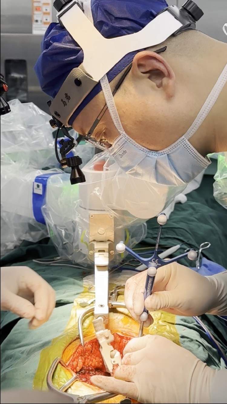 骨科机器人精准定位花季少年重启直立人生长大了脊柱侧弯自然会好是