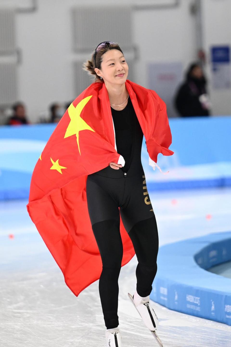 在刚刚结束的第九届亚冬会速度滑冰女子3000米决赛中,中国选手杨滨瑜