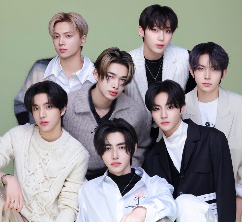 韩国知名男团出席日本活动与女嘉宾合照公开所属社回应