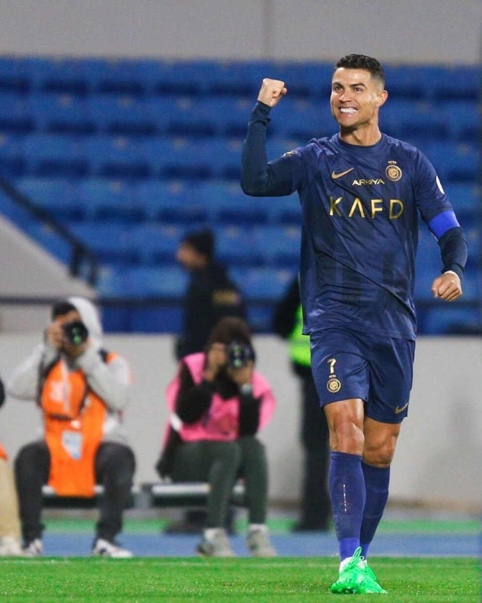 比赛结束之后,c罗更新社媒,晒出庆祝进球的照片,并写道:"我们不会放慢