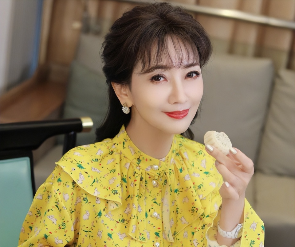 赵雅芝穿短裙露美腿,年近70不显老态,手背暴露真实年龄!