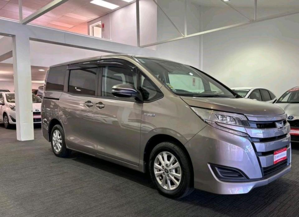 丰田NOAH紧凑型MPV：2.85米轴距，7座/8座任选，第二排能“躺平”_腾讯新闻