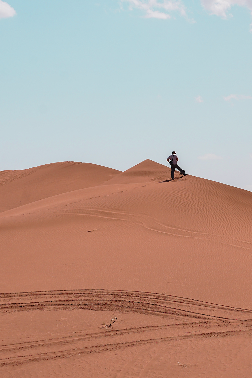 新疆阿克苏有一片红色的沙漠,红得像血,是中国唯一的红沙漠
