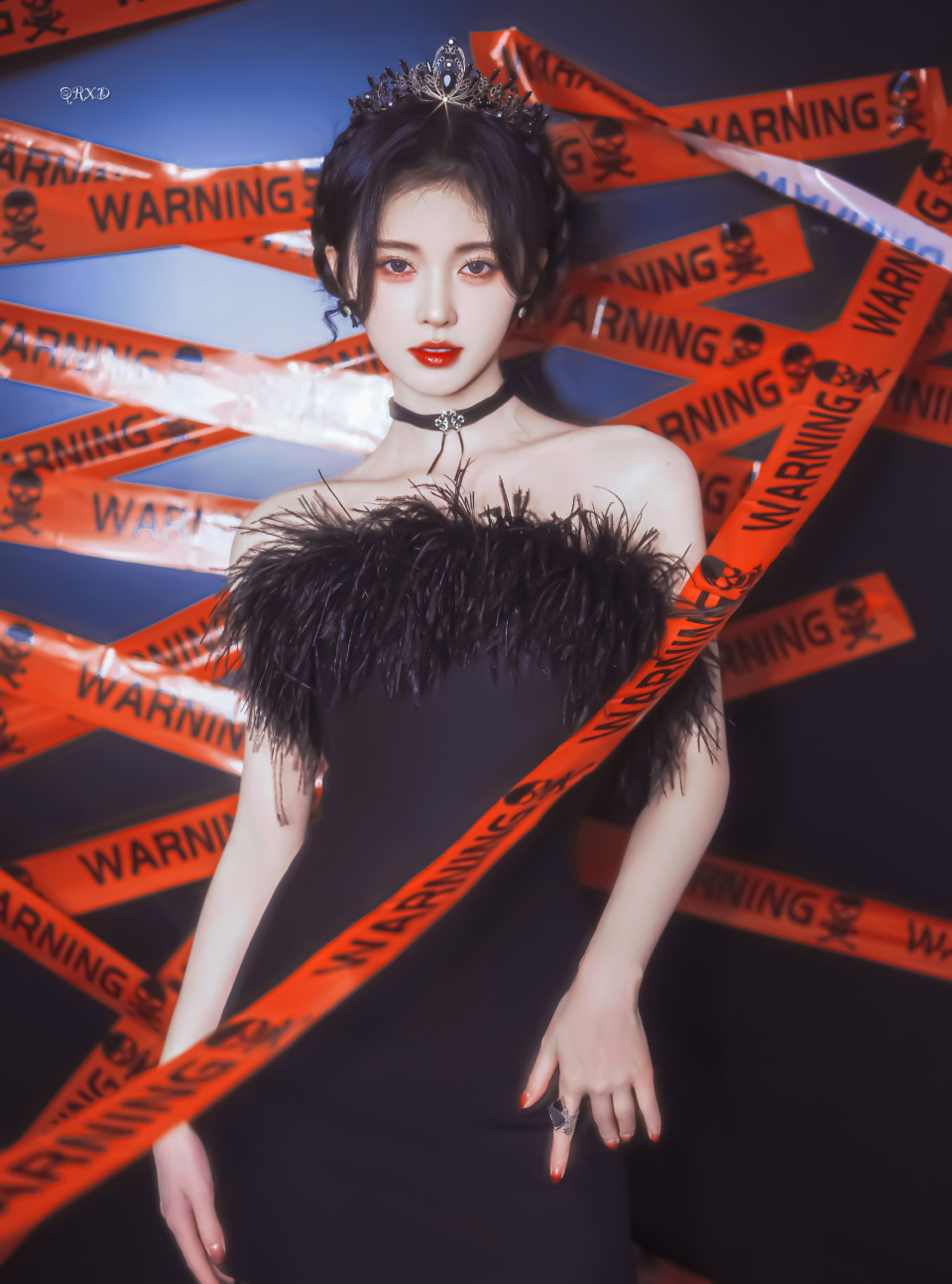 鞠婧祎千香路透轻松hold住荧光色服饰眼妆却依旧一成不变