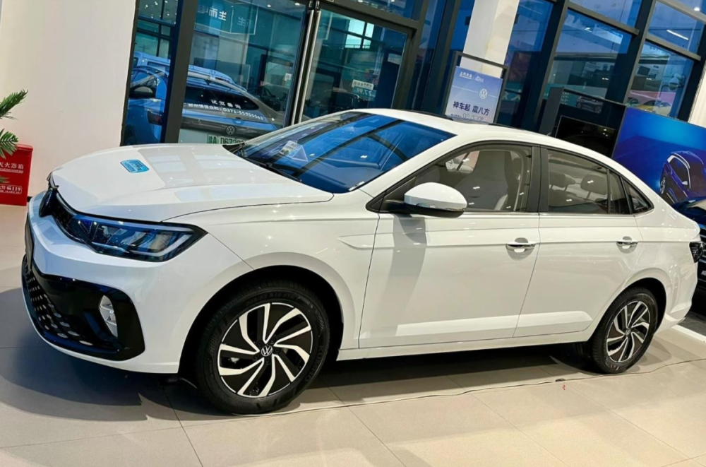 朗逸新锐尺寸定位也是紧凑级,不过轮廓尺寸确实缩小了一些,车身总长度