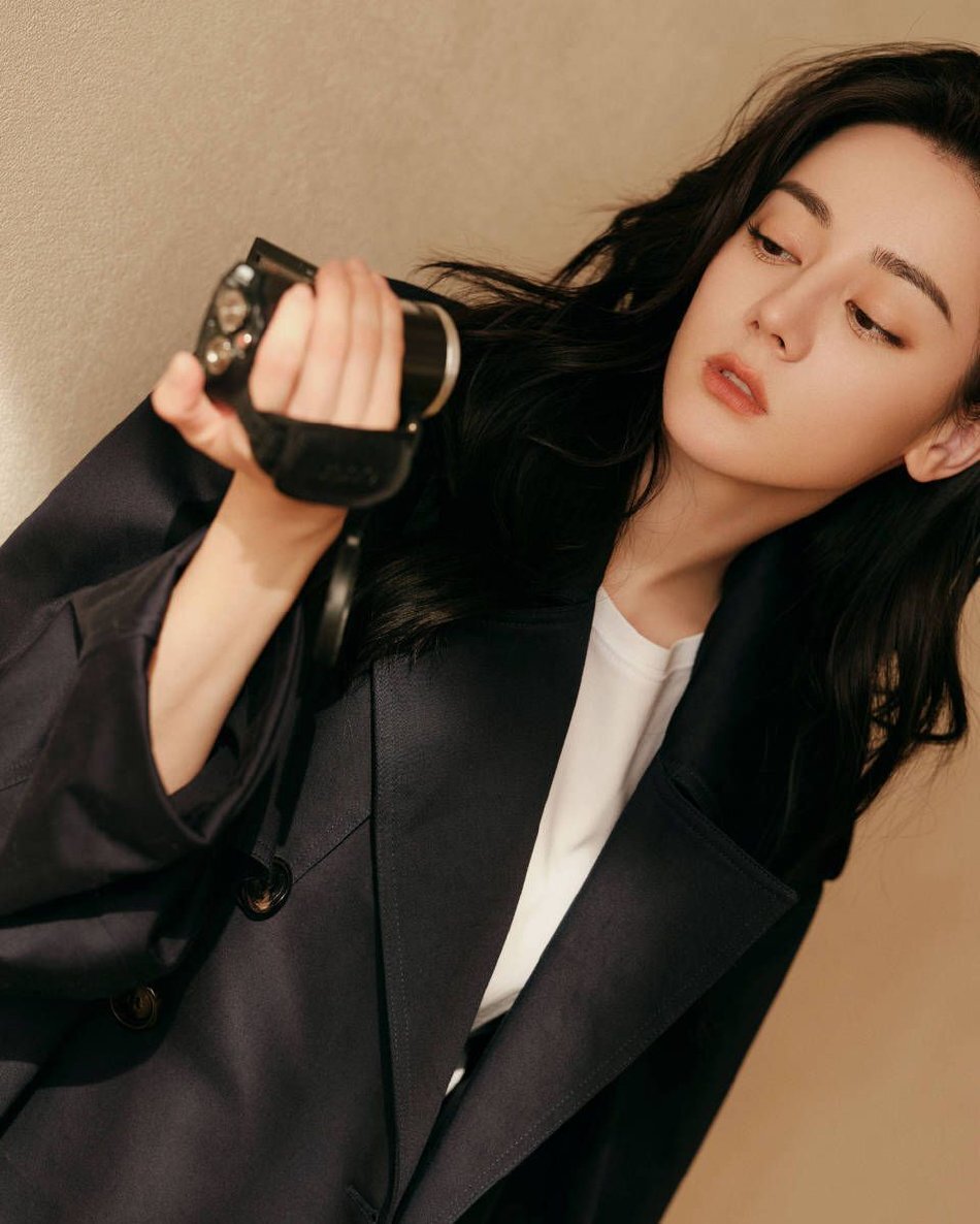 迪丽热巴曝全新写真大片 午后慵懒氛围感十足