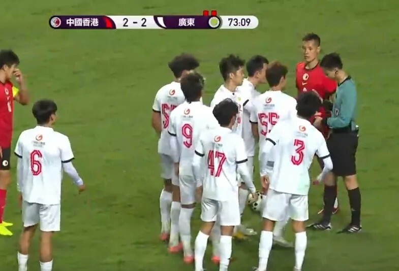 省港杯｜廣東隊被罰下2人 主裁判罰尺度不一引爭議 - 