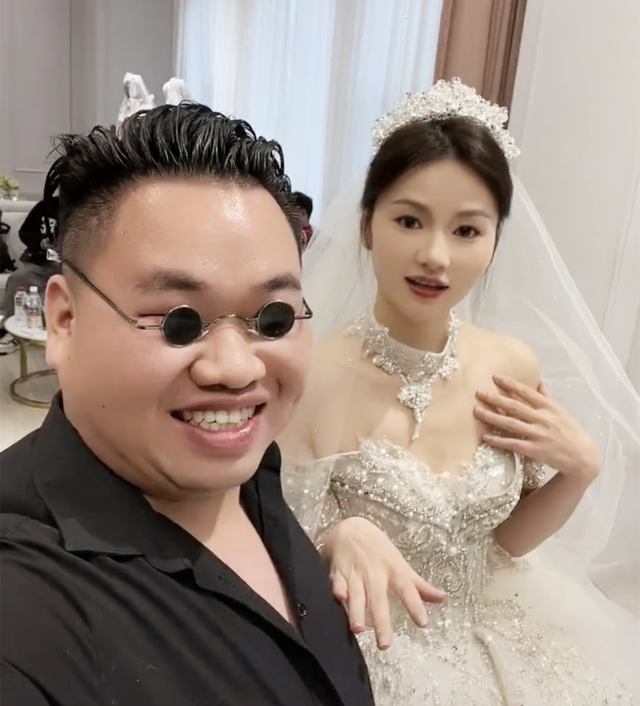 千万粉网红"冷少"携未婚妻拍婚纱,两人浪漫亲吻,蒋胖胖送祝福_腾讯