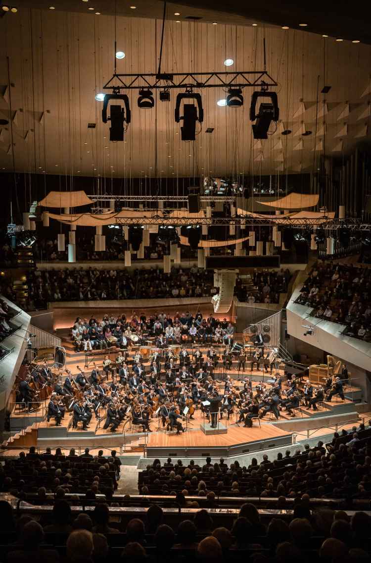 自6月24日起,"古典乐天团"柏林爱乐乐团将在首席指挥兼艺术总监基里尔