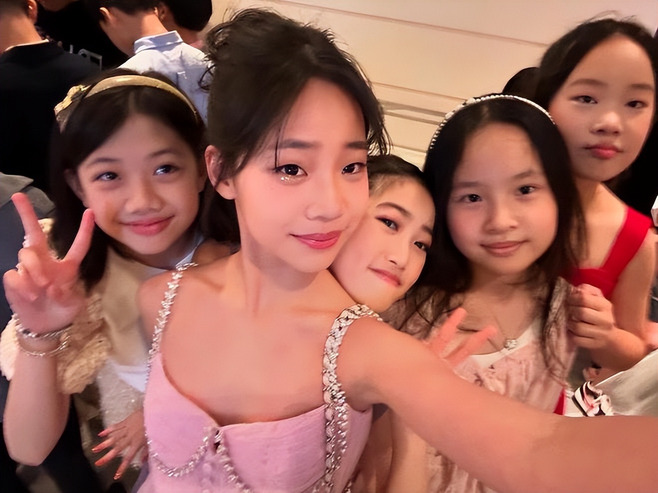 小S的第3個女兒發自拍照，14歲就很漂亮，外形完成驚艷蛻變 - 