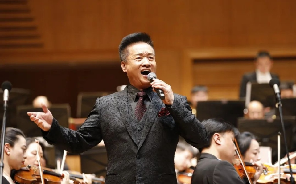 66岁阎维文举办庆功宴，论斤喝五粮液太豪爽，站起来敬酒礼仪周到_腾讯新闻