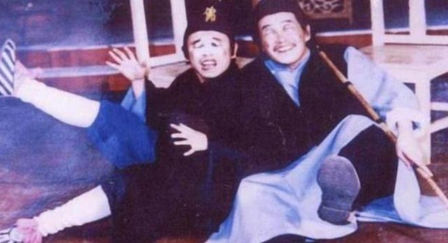 赵本山成为东北小有名气的二人转演员,和潘长江一起搭档的《瞎子观灯