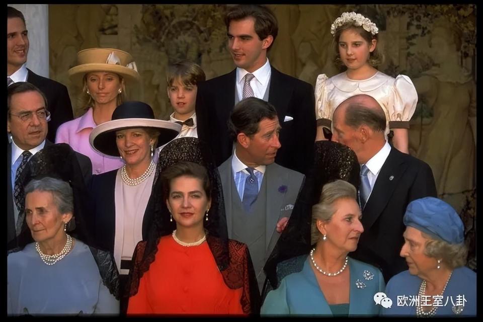 西班牙王室贵族为什么要往头上插"大梳子"?