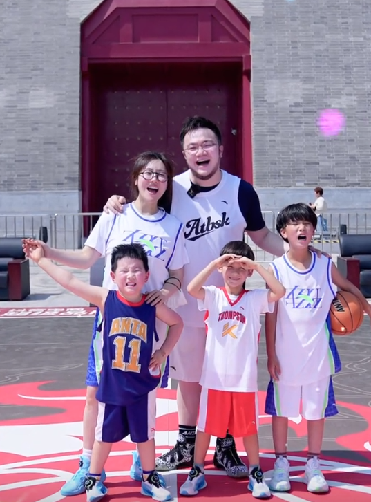 巴图博谷带大儿子打球,4岁偶一胖乎乎体态随爸爸,五官更像妈妈