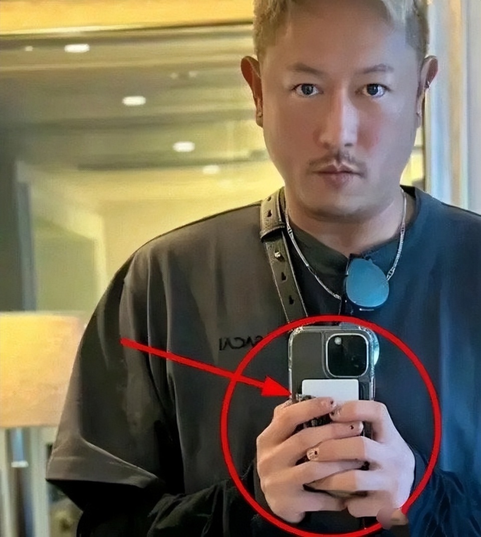 46岁陈键锋近照曝光,身材发福打扮怪异,网友直呼不敢认
