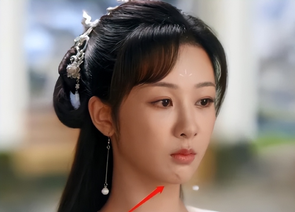 杨紫最新露面脸部肿胀,颧骨高凸苹果肌抢镜,网友直呼像蔡明_腾讯新闻