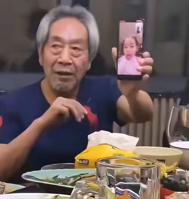 78歲戲骨逐夢演藝圈，娶小37歲的妻子生兒育女，王奎榮成配角傳奇 - 