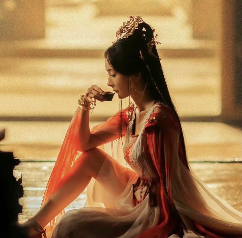 同样是杨幂演"狐狸",涂山红红与白浅味道完全不同