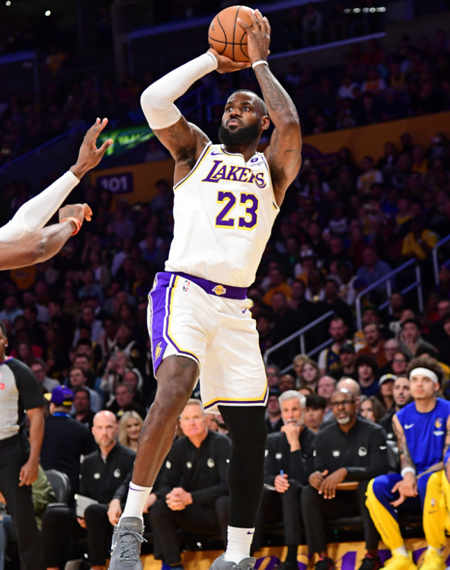 詹姆斯4098连创纪录关键三分踩线致命失误计时器坏掉