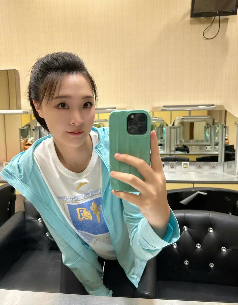 高下立现惠若琪解说女排比赛并祝福刘晓彤刘晏含为代言蹭热度