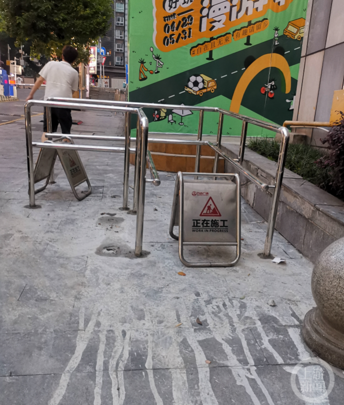 重庆一商圈现"凸"字型栏杆,网友:外卖小哥限高杆?_腾讯新闻