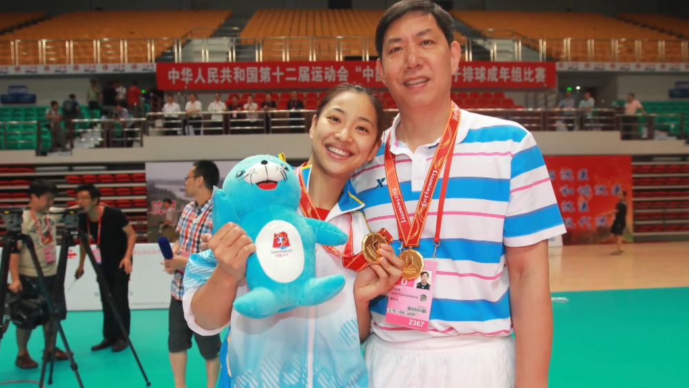 王茜!天津女排代表人物受邀参加冠军领跑活动,hold住全场!_腾讯新闻