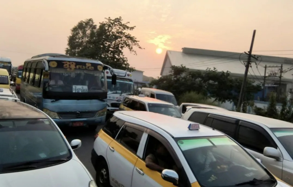 "动不了一点!"缅甸泼水节,多路段交通拥堵,上百辆车堵在路上_腾讯新闻