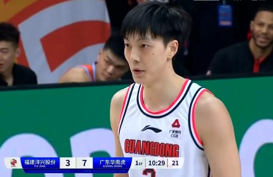 广东男篮4分险胜福建,胡明轩26 6引发冲突,周琦25 22被全场狂嘘_腾讯
