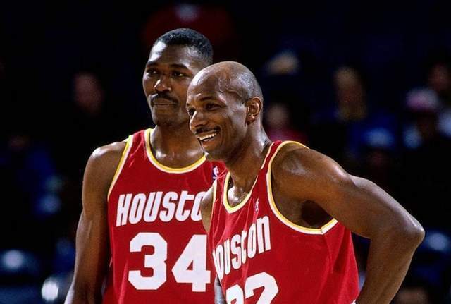 乔丹退役大梦拿下两冠在公牛后三连冠时火箭取得了什么成绩