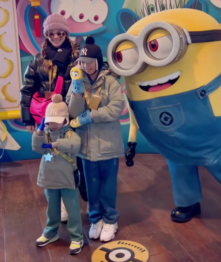 应采儿带俩儿子出游,jasper身高超妈妈肩膀,hoho扎马尾好秀气_腾讯