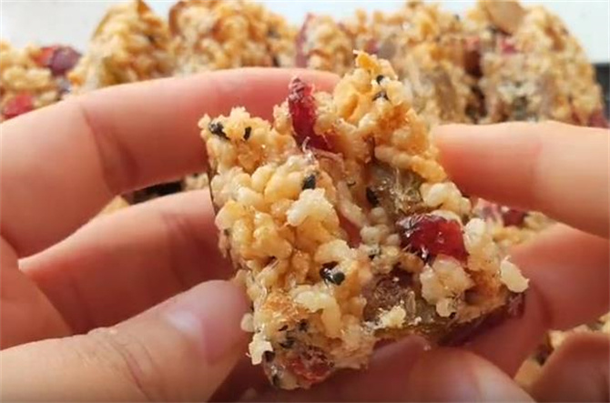 这样我们的米花糖就做好了,咬一口香甜酥脆,一点