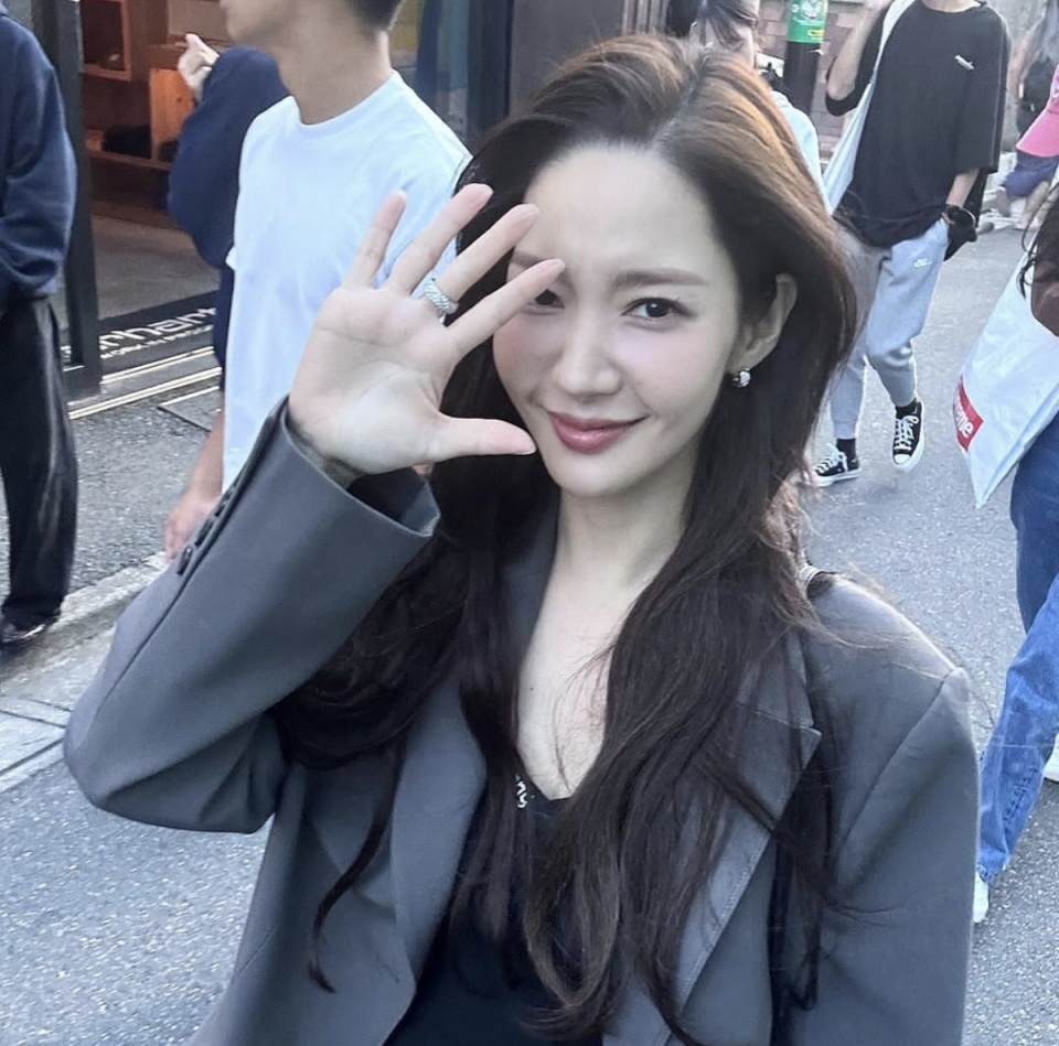 笑容如洋娃娃般迷人朴敏英灰色外套与连衣裙完美结合散发优雅性感魅力