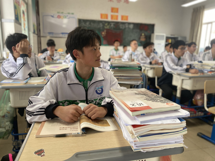 路人摔倒衢州两名中专生先拍照再按120指示救人