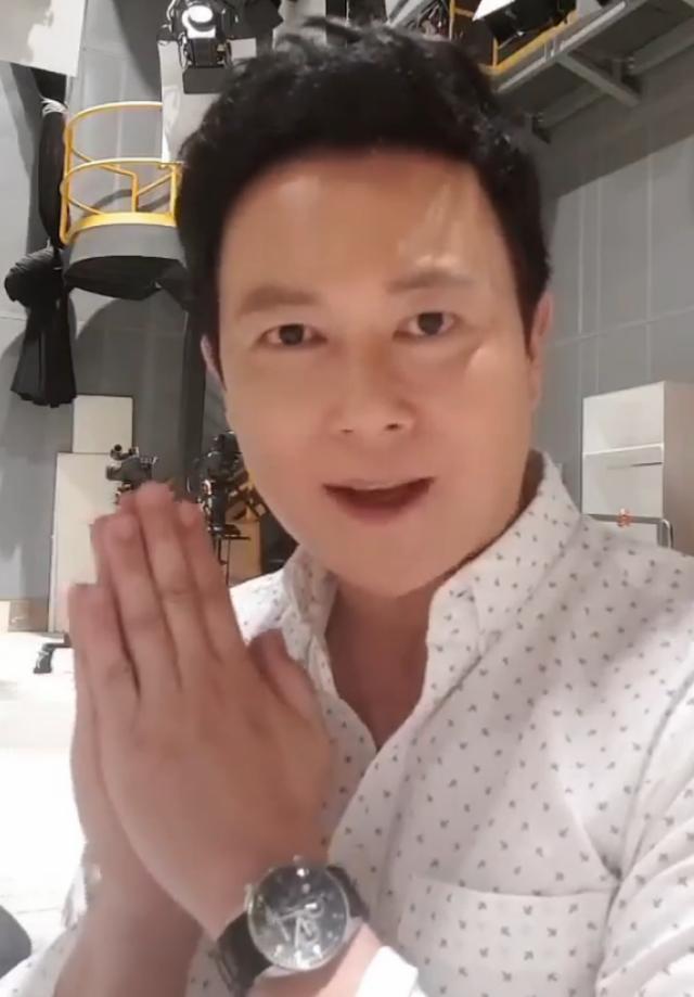 台湾省男星王灿罕见现身,打扮帅气没有一丝衰老感,51岁好似31岁