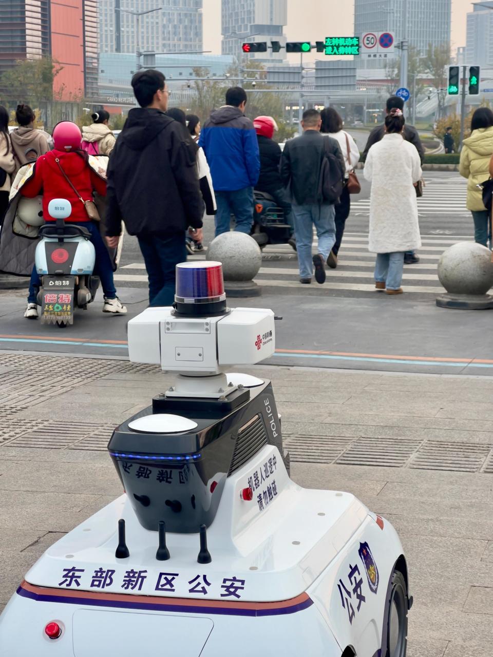 机器人警察上岗执勤!一场"进解优促"之下的双向奔赴