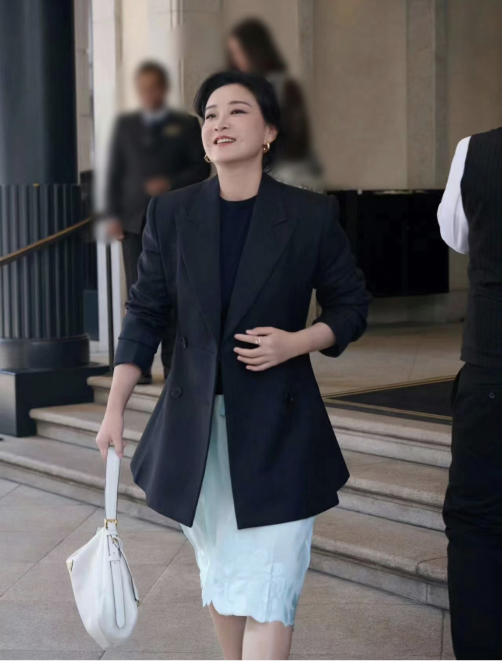 贾玲终于找对风格,黑色西服配半裙明媚大气,太美了!