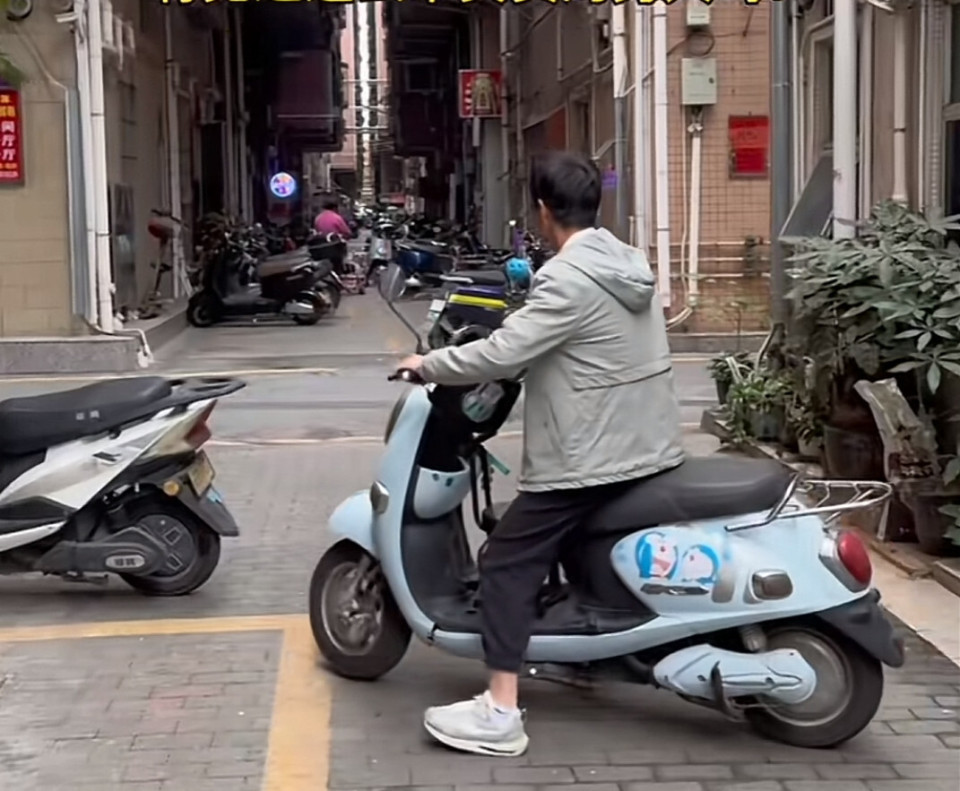 广东一男子想在家带娃让妻子出门打工赚钱被妻子念叨太不负责