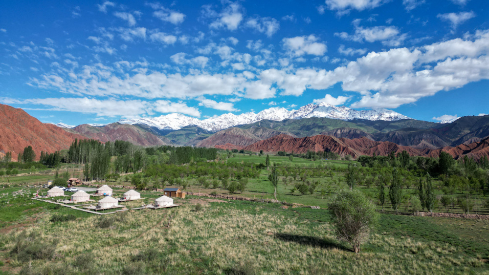 雪山冰峰下,风景如画的塔村托峰天路,太美了