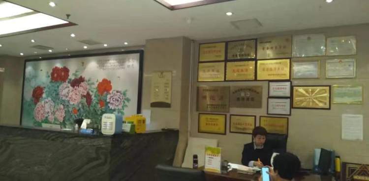 高卫华现在仍担任陕西华宇实业有限公司董事长.