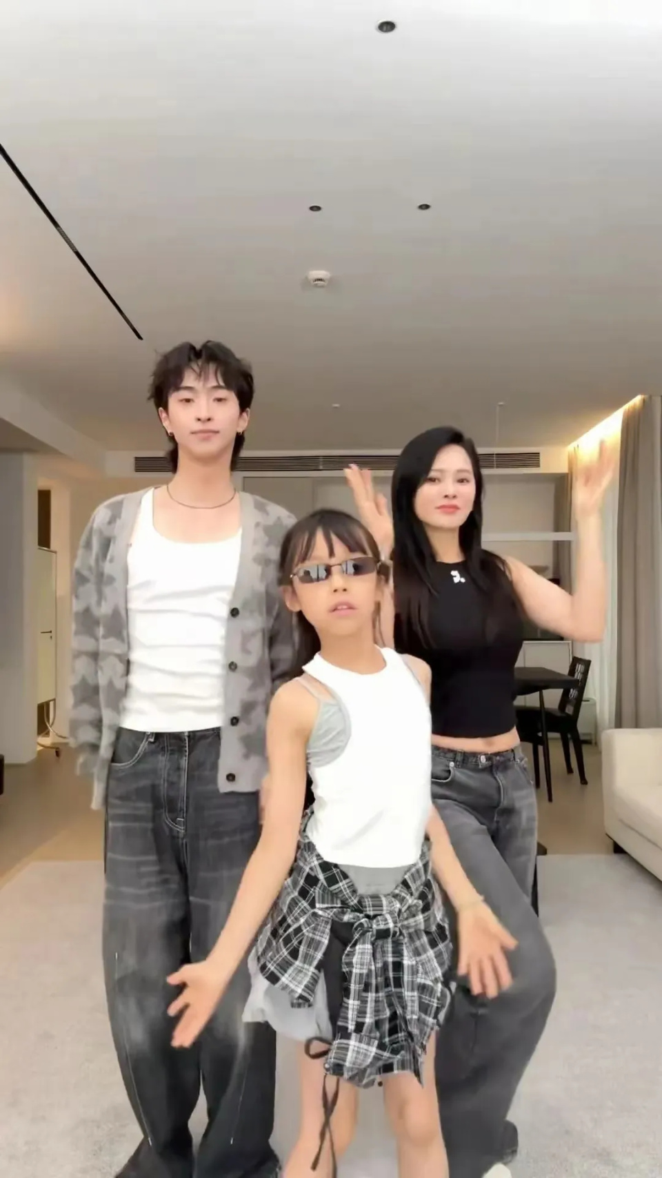 伊能静儿子恩利西班牙被偶遇,穿一个肚兜出门,频繁女装引发热议