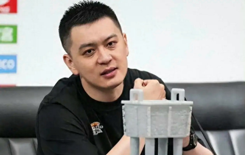 杨鸣出轨风波付出代价的不仅是个人形象事业更受到巨大冲击