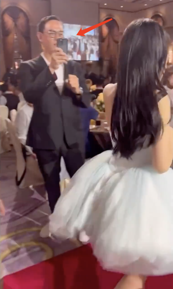 小S参加二女儿毕业聚会，Lily穿露肩裙女神范儿十足，母女同框似姐妹(小s女儿有多大)
