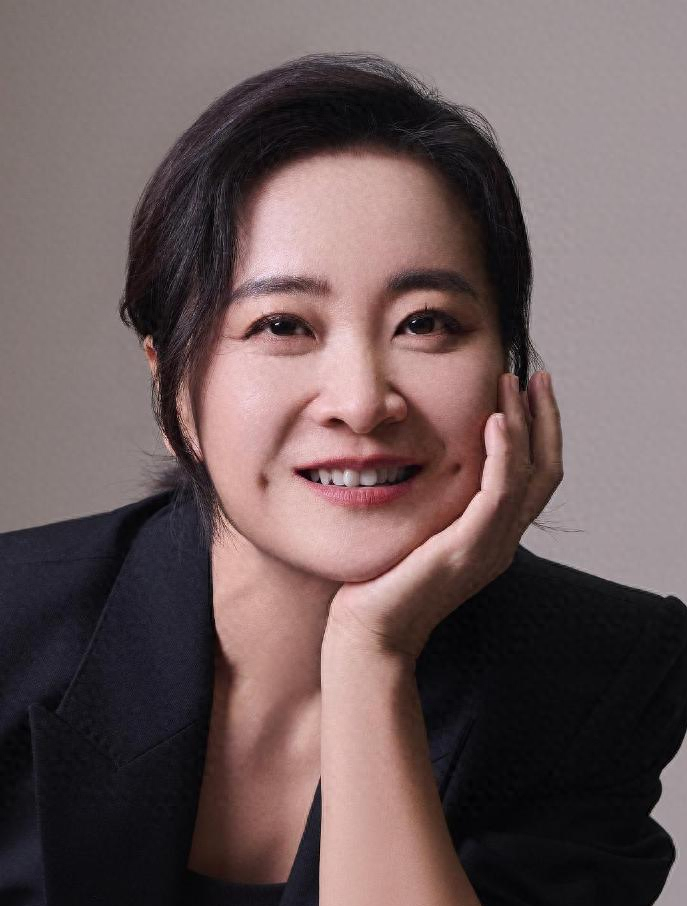 贾玲新公式照惊艳亮相!捧脸微笑,自信满满,网友直呼太美了!