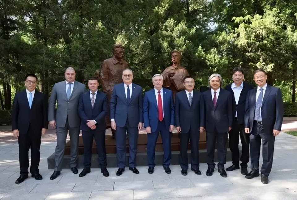 雕塑"高尔基与鲁迅的对话"在俄罗斯驻华大使馆揭幕